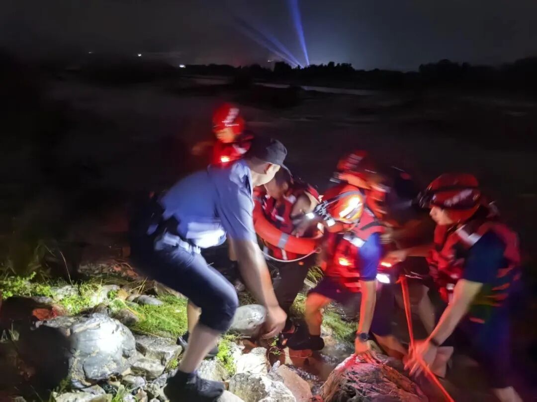 老人与羊被困河道……民警接下来的操作,太暖啦! 老人与羊被困河道……民警接下来的操作,太暖啦!