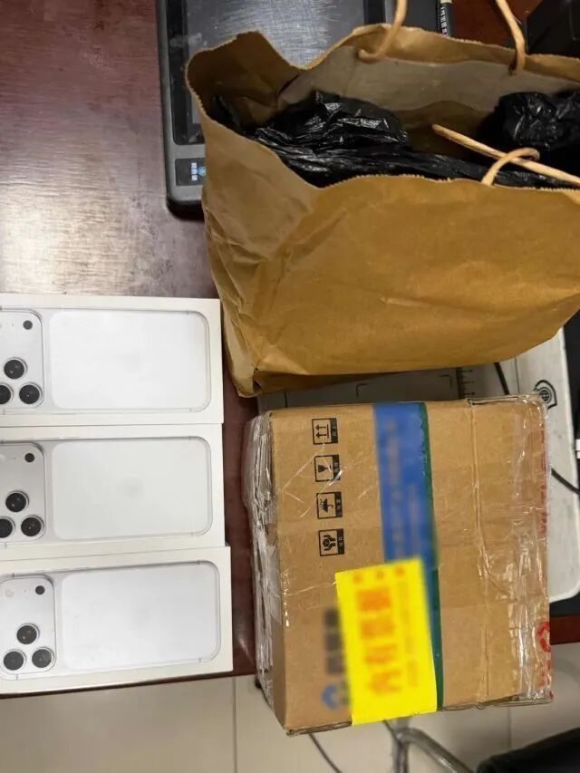 杭州男子花600元运费寄出一箱旧衣服,半路被警方拦截!打开后竟是三台全新苹果手机 杭州男子花600元运费寄出一箱旧衣服,半路被警方拦截!打开后竟是三台全新苹果手机