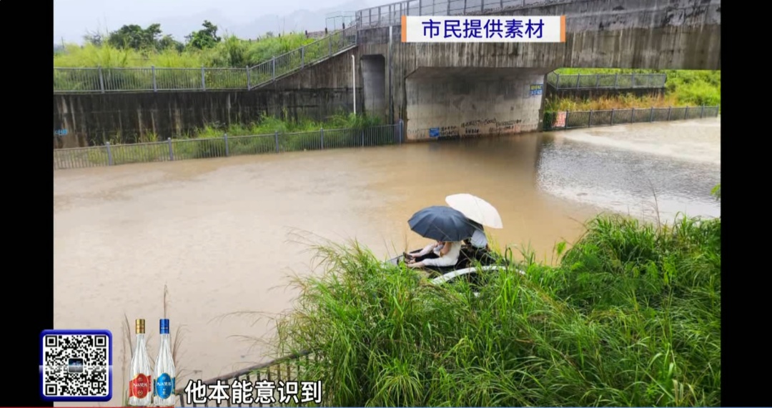 一家四口涉水被困车顶,铲斗当“救生船”连救5人 一家四口涉水被困车顶,铲斗当“救生船”连救5人