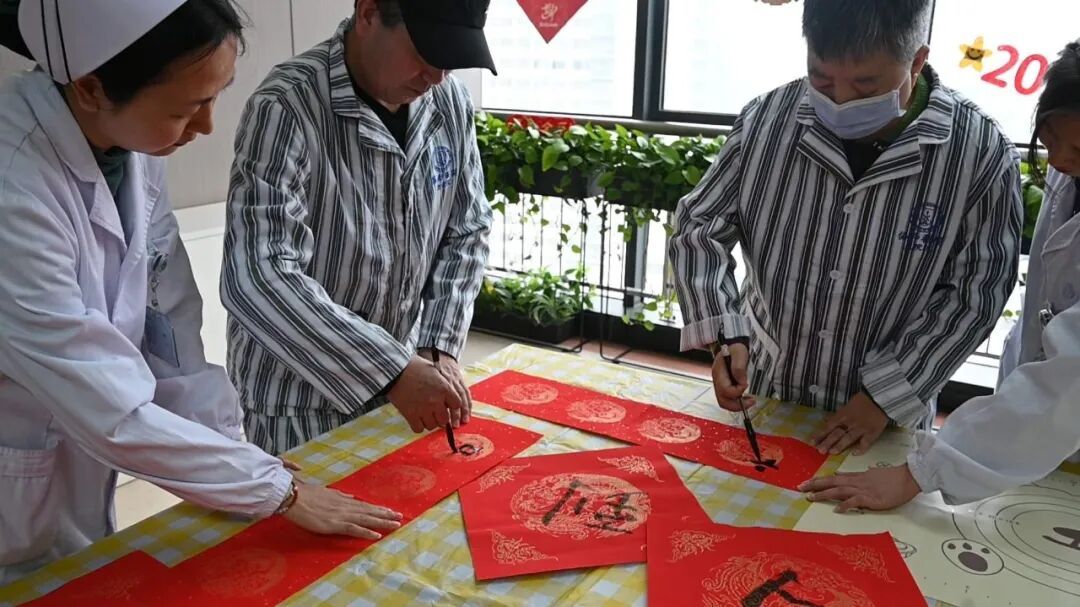 偏瘫男子大脑里装了块芯片,大半年后能单手骑自行车 偏瘫男子大脑里装了块芯片,大半年后能单手骑自行车