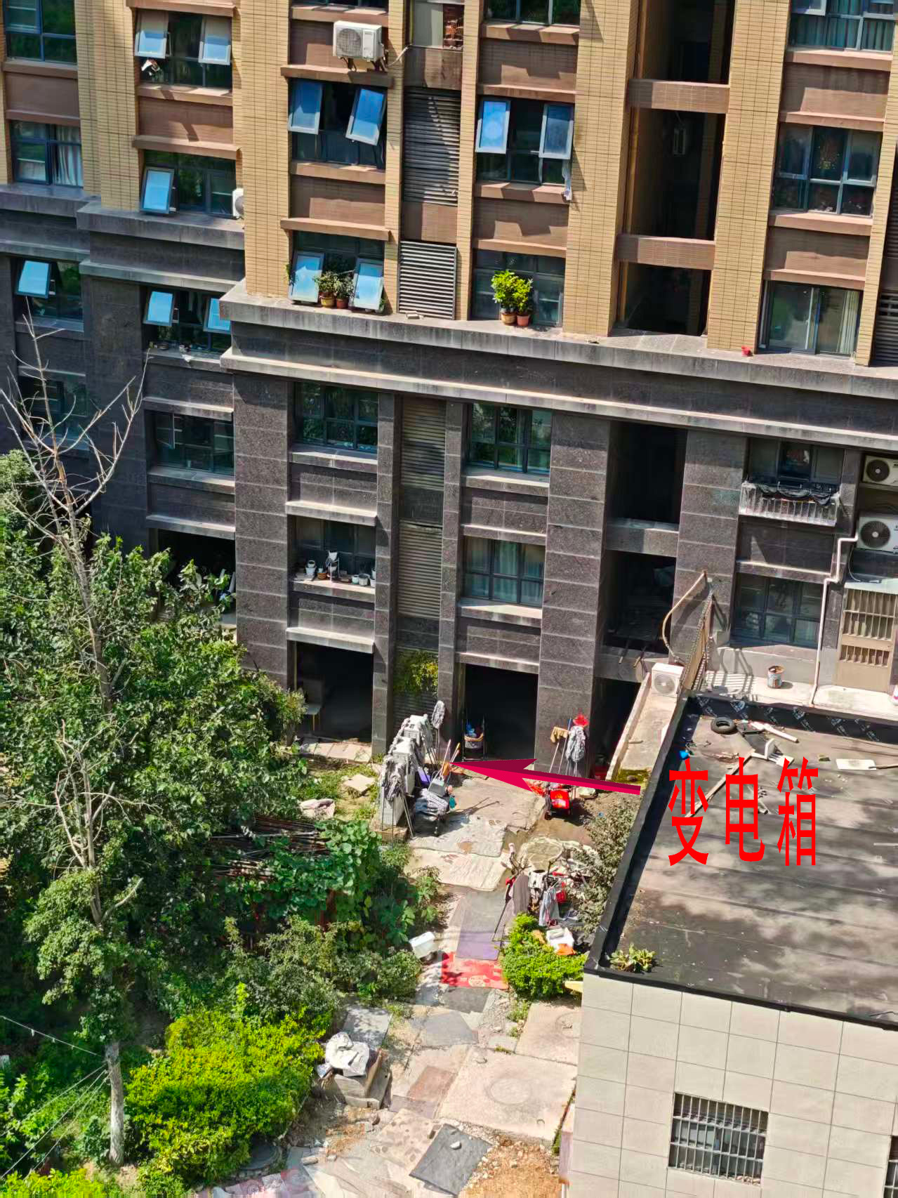 连云港一小区发生火灾 两人不幸坠楼 当地部门还原救援过程 连云港一小区发生火灾 两人不幸坠楼 当地部门还原救援过程