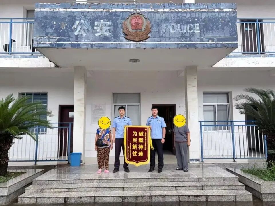 男子高温天穿得严严实实、抱着双肩包,反常举动引民辅警起疑,一查,果然...... 男子高温天穿得严严实实、抱着双肩包,反常举动引民辅警起疑,一查,果然......