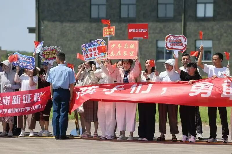 超有排面!运-20B“专机”上线,2026新录取飞行学员入列 超有排面!运-20B“专机”上线,2026新录取飞行学员入列