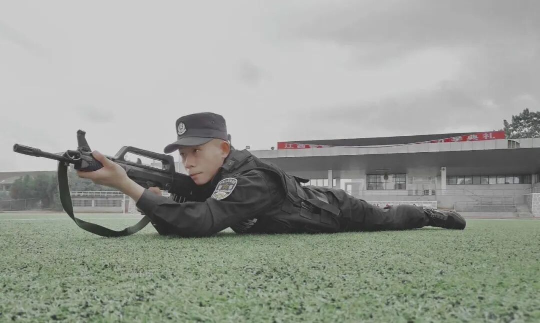 一眼锁定!民警吃饭偶遇嫌疑人,当场“打包”带走 一眼锁定!民警吃饭偶遇嫌疑人,当场“打包”带走