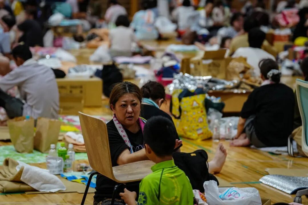日本熊本“黄金72小时”已过:余震300次,近万人仍避难 日本熊本“黄金72小时”已过:余震300次,近万人仍避难