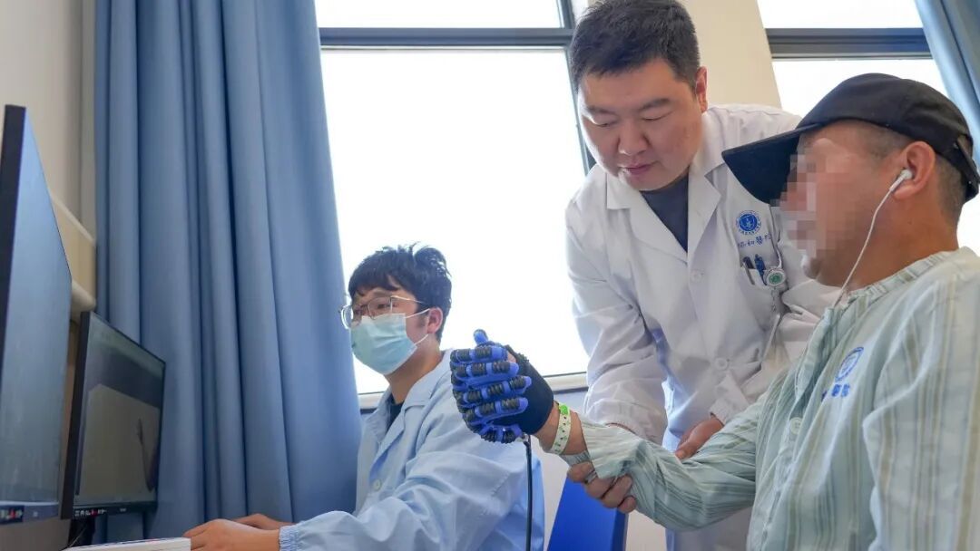 偏瘫男子大脑里装了块芯片,大半年后能单手骑自行车 偏瘫男子大脑里装了块芯片,大半年后能单手骑自行车