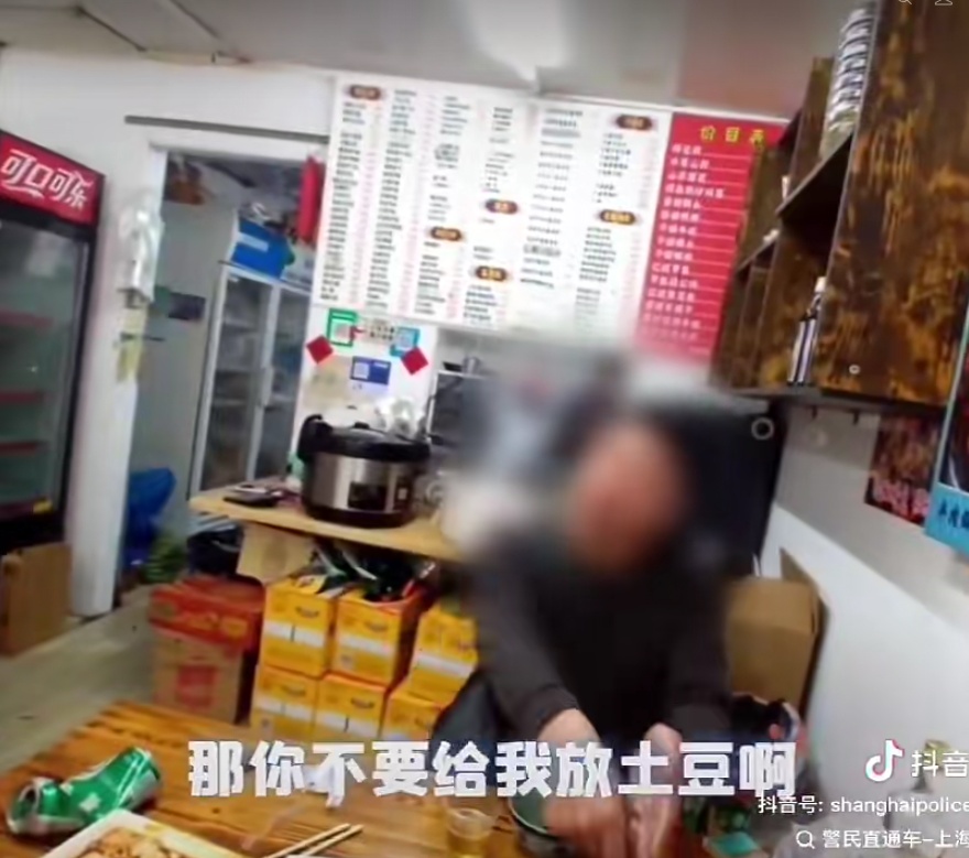 男子报警:大盘鸡里怎么能有土豆?90后民警耐心调解,最终老板免单;男子整盘吃完后建议老板去新疆调研 男子报警:大盘鸡里怎么能有土豆?90后民警耐心调解,最终老板免单;男子整盘吃完后建议老板去新疆调研