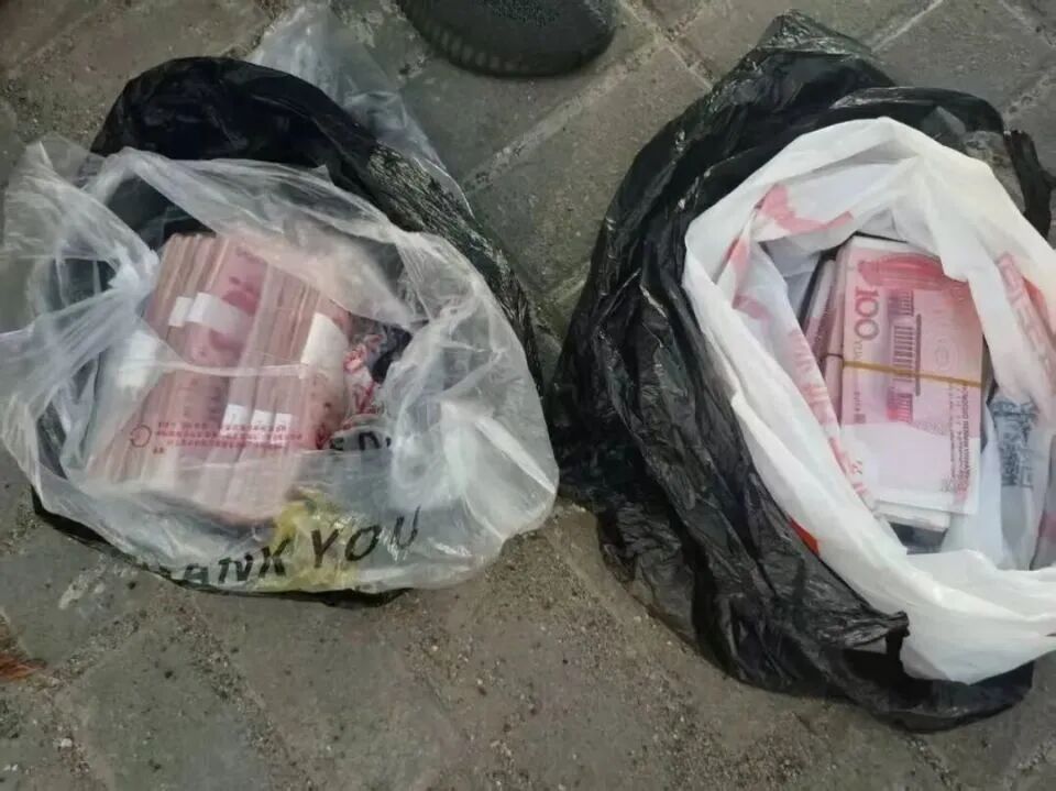 男子高温天穿得严严实实、抱着双肩包,反常举动引民辅警起疑,一查,果然...... 男子高温天穿得严严实实、抱着双肩包,反常举动引民辅警起疑,一查,果然......