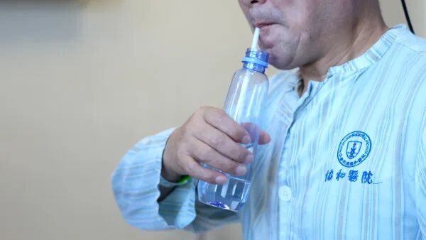 偏瘫男子大脑里装了块芯片,大半年后能单手骑自行车 偏瘫男子大脑里装了块芯片,大半年后能单手骑自行车