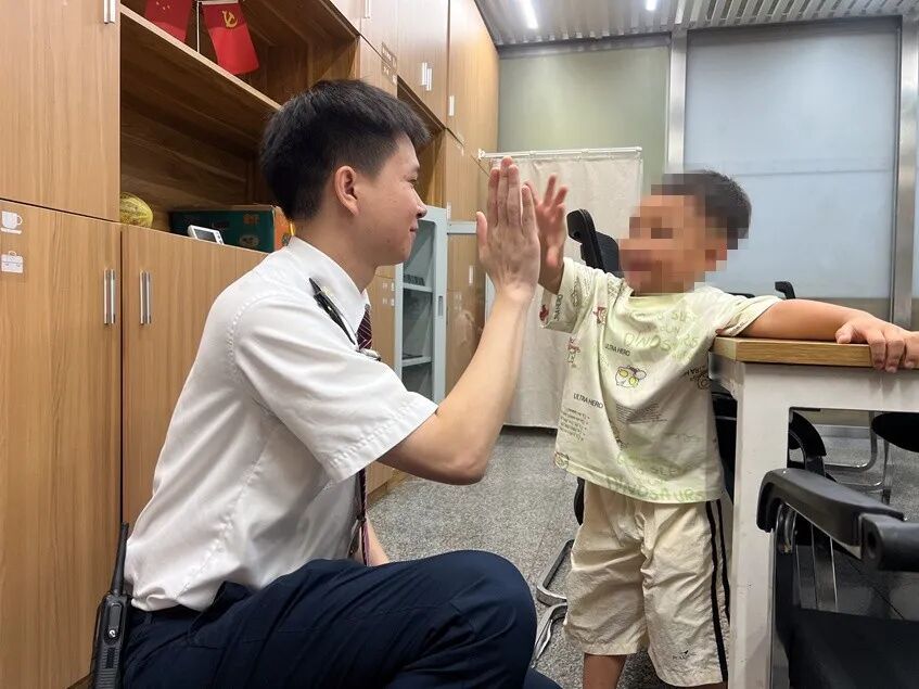 男子在广州南站突然倒地,工作人员带AED飞奔到现场,目前男子已康复出院 男子在广州南站突然倒地,工作人员带AED飞奔到现场,目前男子已康复出院