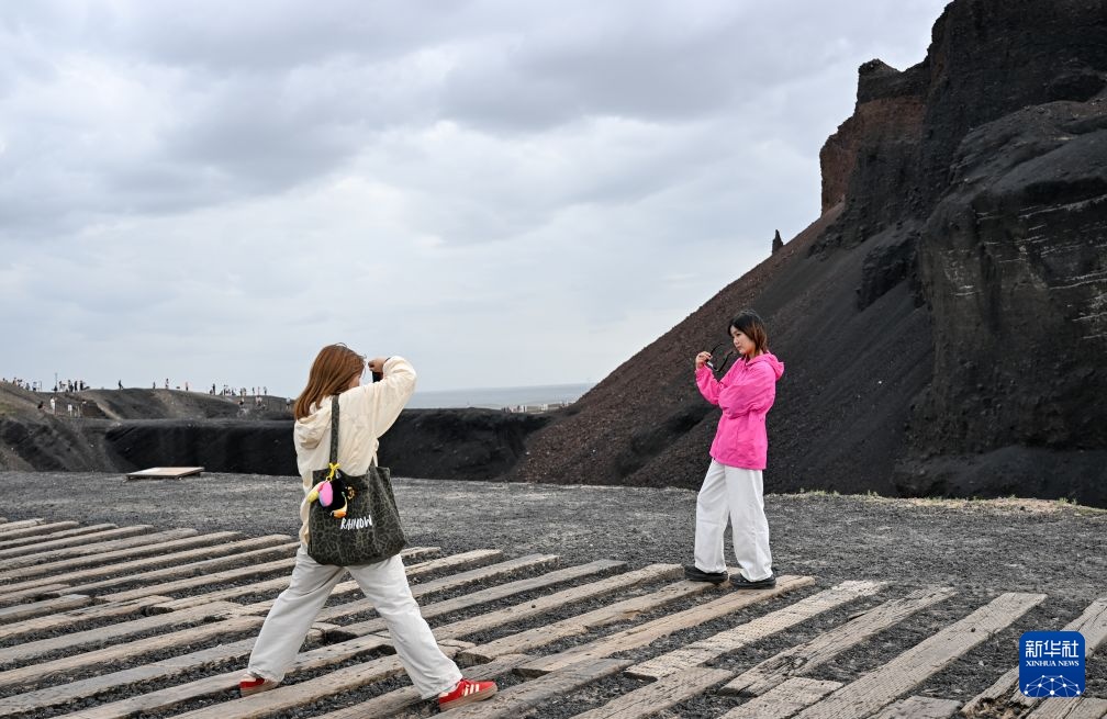 内蒙古乌兰察布:草原火山引游人 内蒙古乌兰察布:草原火山引游人