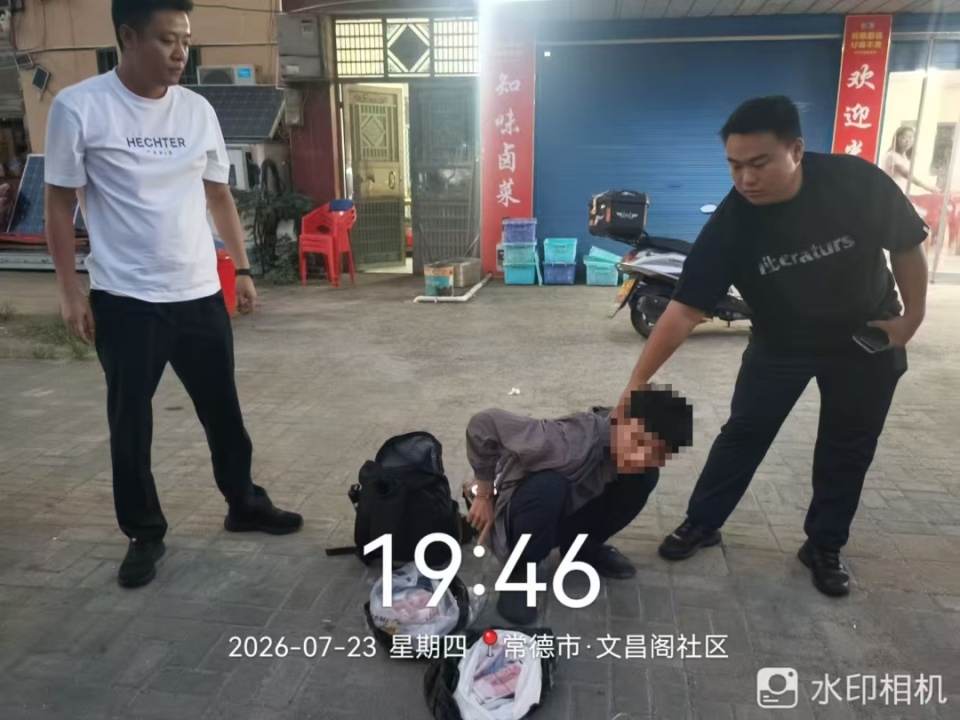 男子高温天穿得严严实实、抱着双肩包,反常举动引民辅警起疑,一查,果然...... 男子高温天穿得严严实实、抱着双肩包,反常举动引民辅警起疑,一查,果然......