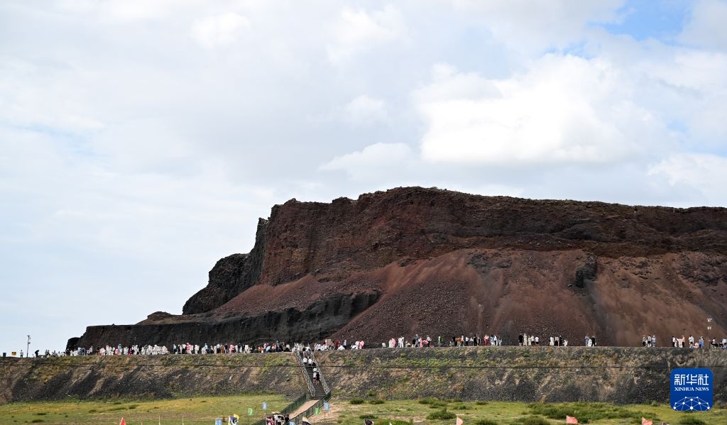 内蒙古乌兰察布:草原火山引游人 内蒙古乌兰察布:草原火山引游人