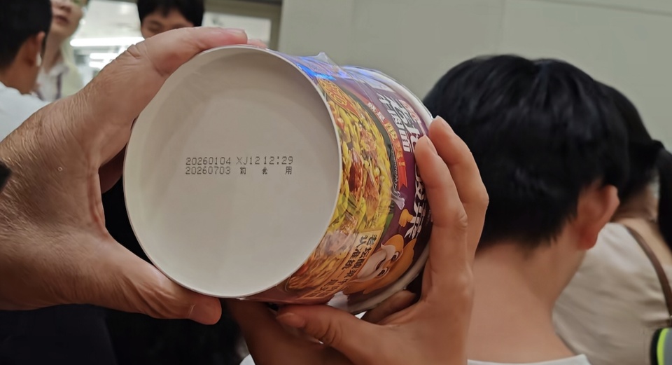 航班延误四小时,地勤人员发给旅客过期泡面,祥鹏航空:立即收回,每人补偿200元 航班延误四小时,地勤人员发给旅客过期泡面,祥鹏航空:立即收回,每人补偿200元