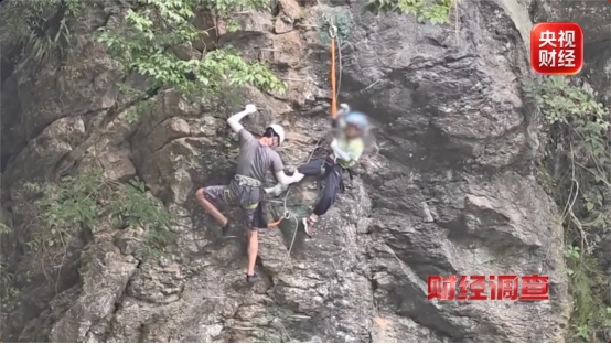 儿童玩项目脱手高坠遇险竟靠路人救援？景区网红游乐项目暗藏致命隐患！