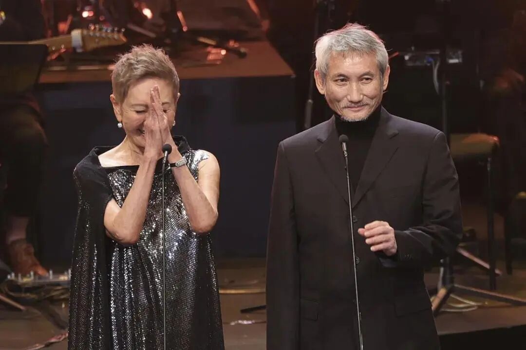 施南生追思会在香港举行，林青霞悲痛送别闺蜜，前夫徐克一早就到场打点，刘嘉玲梁朝伟、周润发、甄子丹、冯小刚、李冰冰等也到场送别
