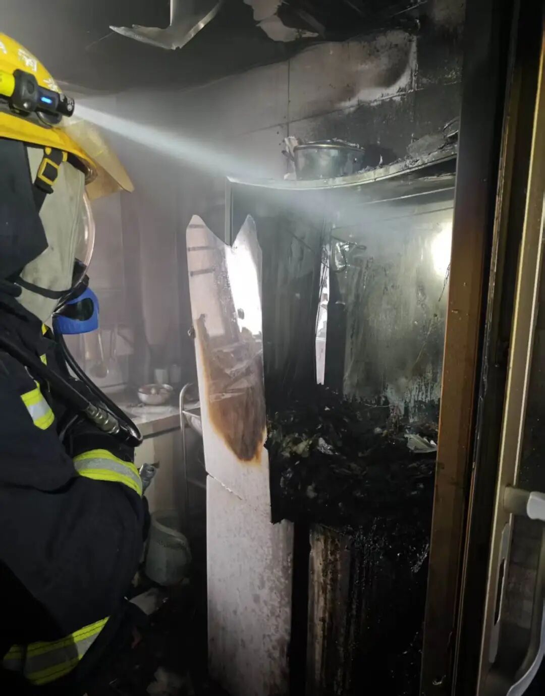 家里地砖“发烧”至46.9℃,男子发帖求助,网友一句话救了他全家→ 家里地砖“发烧”至46.9℃,男子发帖求助,网友一句话救了他全家→
