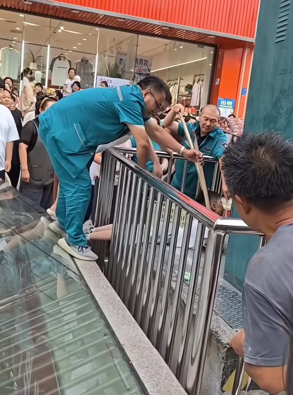 河南三门峡一男孩在街边配电箱边玩耍时触电昏倒，当地：已送医治疗，没有生命危险