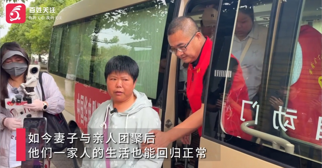 “她不伤心,我就心安了” 贵州女子被拐38年回家,父母已逝,手足相认姐妹抱头痛哭 “她不伤心,我就心安了” 贵州女子被拐38年回家,父母已逝,手足相认姐妹抱头痛哭