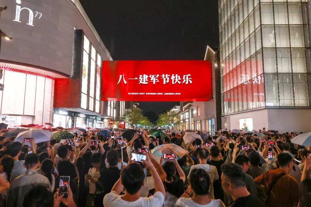 西湖边响起熟悉的旋律,不少人停下脚步!全场唱响同一首歌,有人不禁湿了眼眶 西湖边响起熟悉的旋律,不少人停下脚步!全场唱响同一首歌,有人不禁湿了眼眶