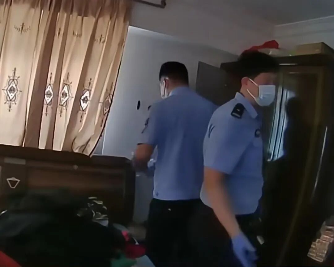 一对新人刚办完婚宴,5万元礼金“不翼而飞”!民警翻遍满屋后哭笑不得… 一对新人刚办完婚宴,5万元礼金“不翼而飞”!民警翻遍满屋后哭笑不得…