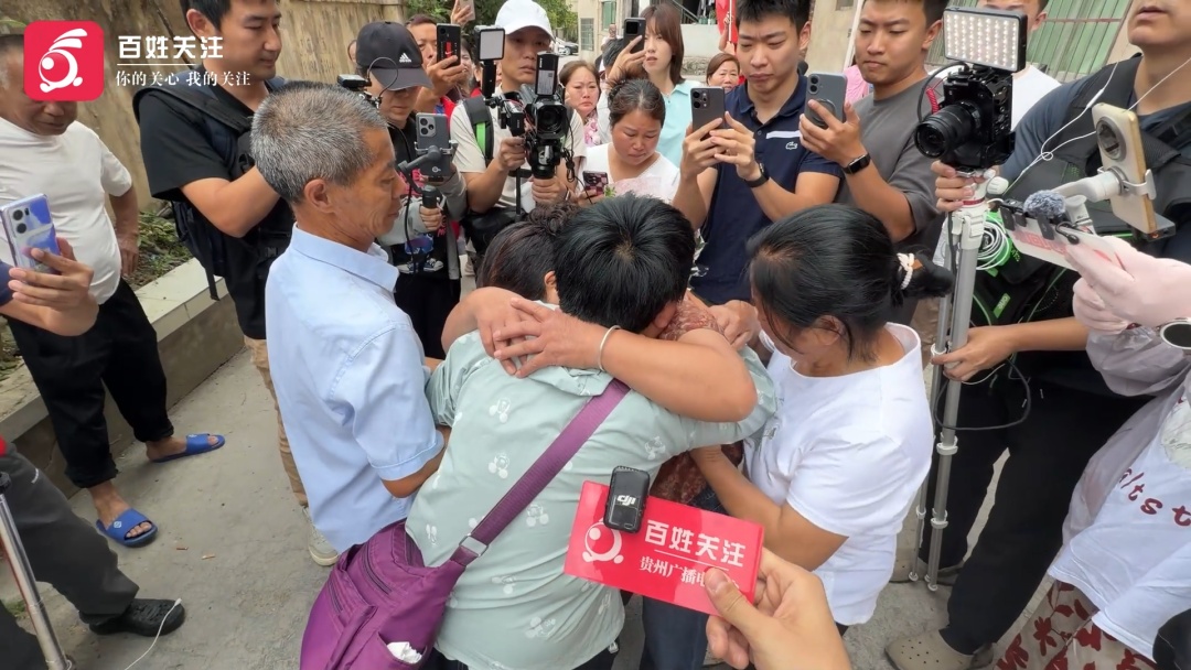 “她不伤心,我就心安了” 贵州女子被拐38年回家,父母已逝,手足相认姐妹抱头痛哭 “她不伤心,我就心安了” 贵州女子被拐38年回家,父母已逝,手足相认姐妹抱头痛哭