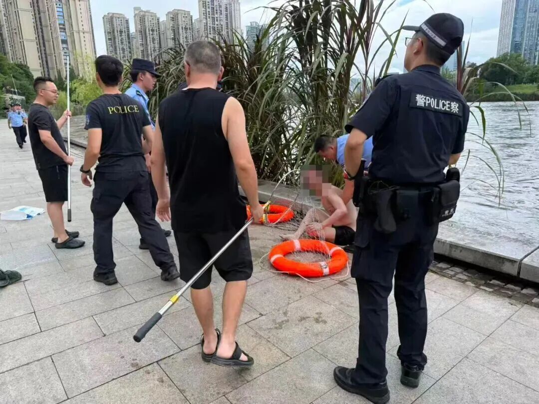 河中漂来一道人影，成都20余人沿河追逐，救回落水男子