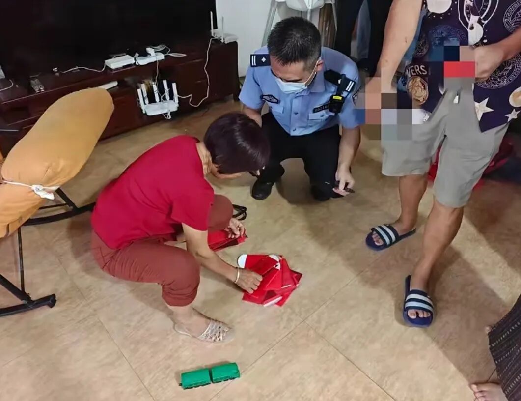 一对新人刚办完婚宴,5万元礼金“不翼而飞”!民警翻遍满屋后哭笑不得… 一对新人刚办完婚宴,5万元礼金“不翼而飞”!民警翻遍满屋后哭笑不得…