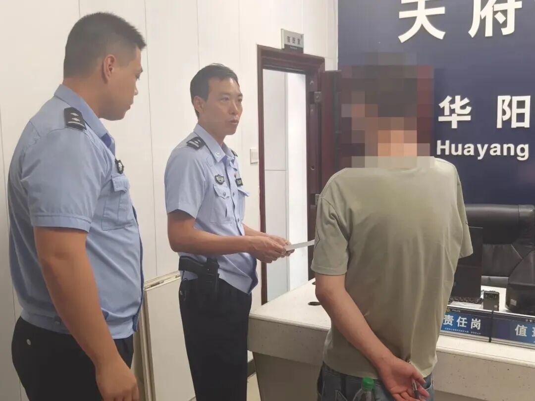 河中漂来一道人影，成都20余人沿河追逐，救回落水男子