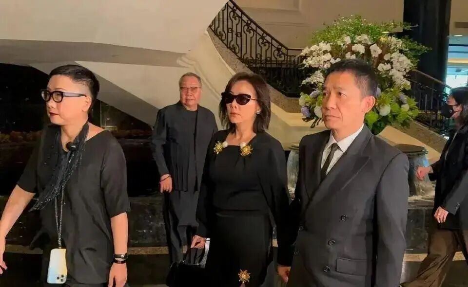 施南生追思会在香港举行，林青霞悲痛送别闺蜜，前夫徐克一早就到场打点，刘嘉玲梁朝伟、周润发、甄子丹、冯小刚、李冰冰等也到场送别