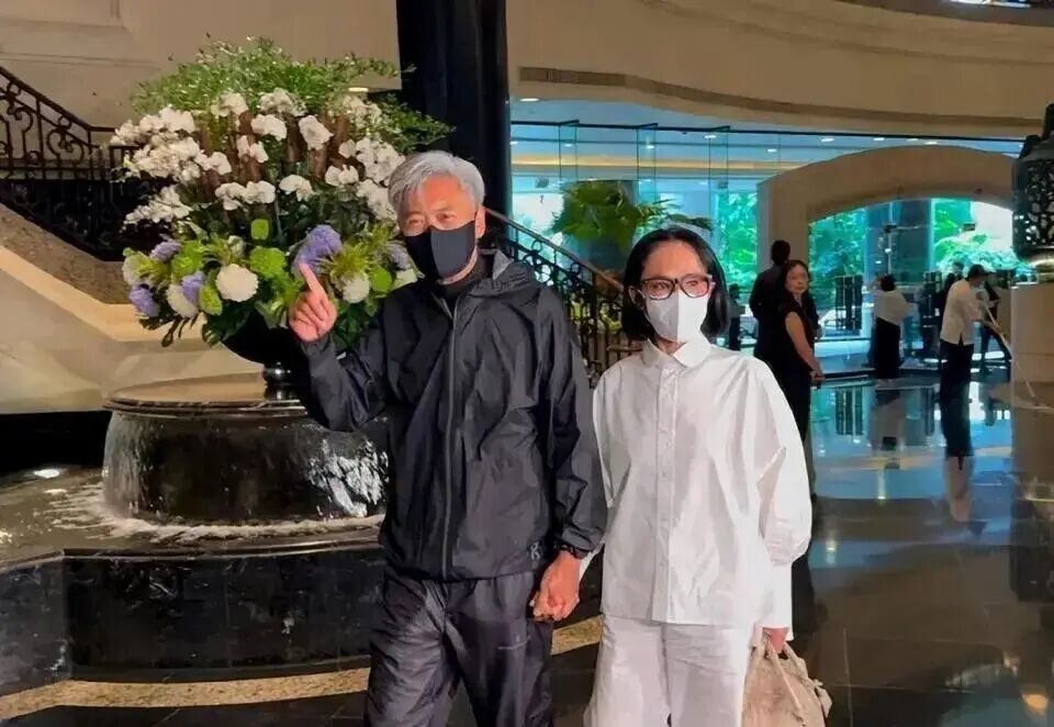 施南生追思会在香港举行，林青霞悲痛送别闺蜜，前夫徐克一早就到场打点，刘嘉玲梁朝伟、周润发、甄子丹、冯小刚、李冰冰等也到场送别