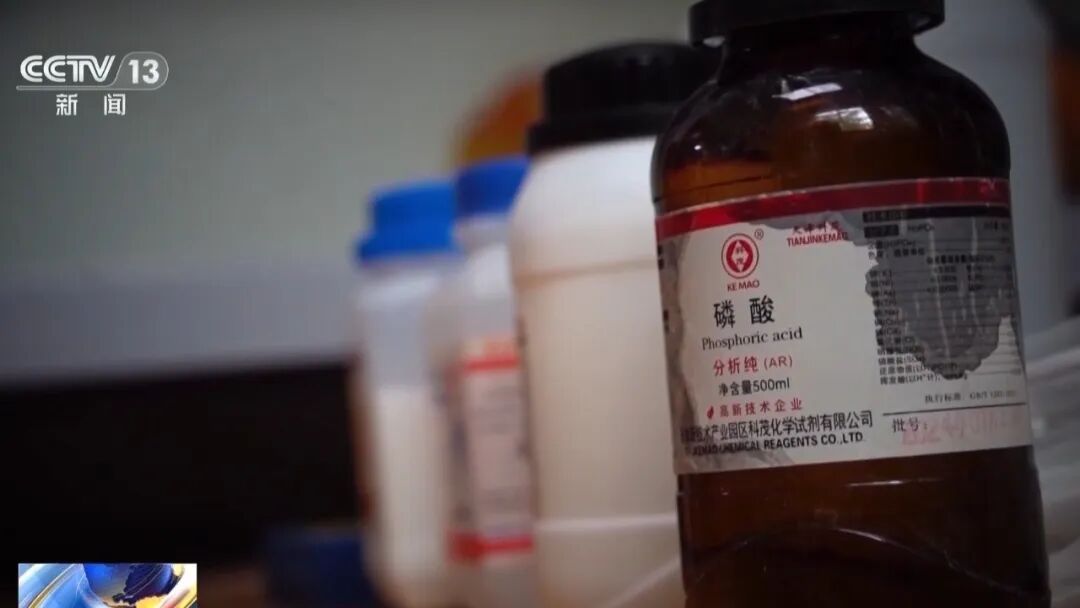 湖北黄石一出租屋散发骚臭味飘满小区,邻居报警,民警上门发现租客正在“炼金”...... 湖北黄石一出租屋散发骚臭味飘满小区,邻居报警,民警上门发现租客正在“炼金”......