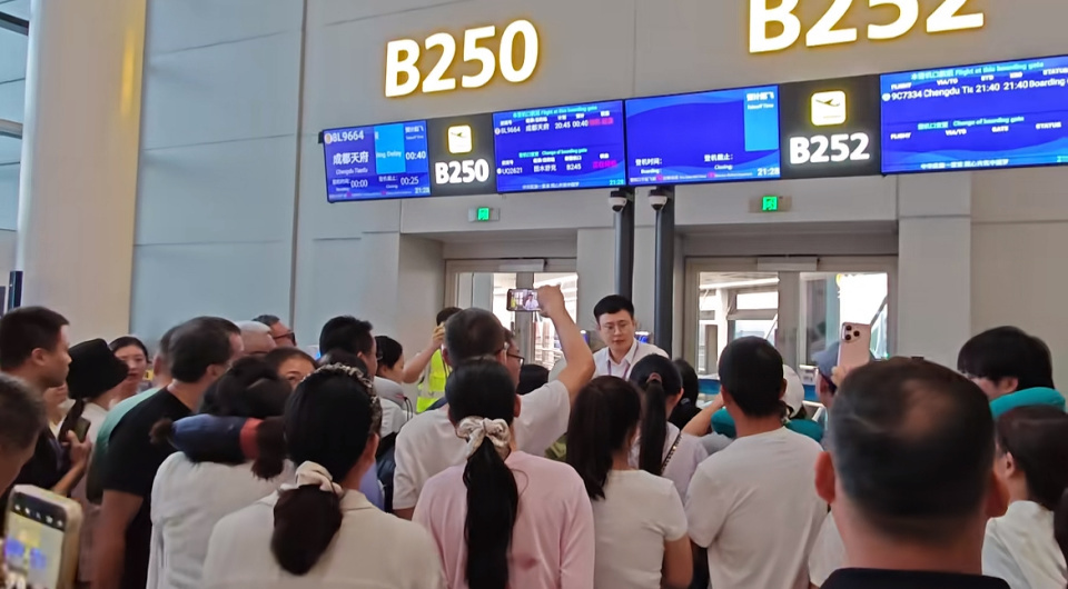 航班延误四小时,地勤人员发给旅客过期泡面,祥鹏航空:立即收回,每人补偿200元 航班延误四小时,地勤人员发给旅客过期泡面,祥鹏航空:立即收回,每人补偿200元