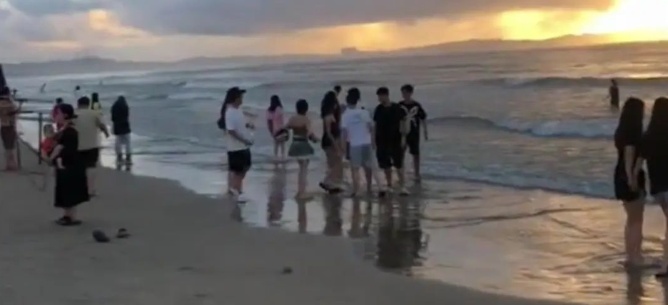 突然被卷入海!广东一男游客溺亡,遗体5小时后被找到,暑期紧急提醒 突然被卷入海!广东一男游客溺亡,遗体5小时后被找到,暑期紧急提醒