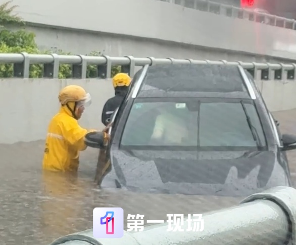 最帅身影！暴雨后车辆被困，深圳外卖小哥趟过齐腰深水扛起被困司机