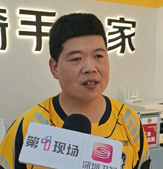 最帅身影！暴雨后车辆被困，深圳外卖小哥趟过齐腰深水扛起被困司机