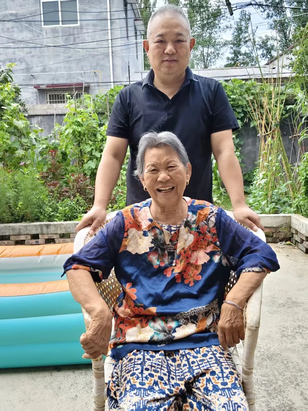 “我女儿考上北大，请大家喝水免费自取”