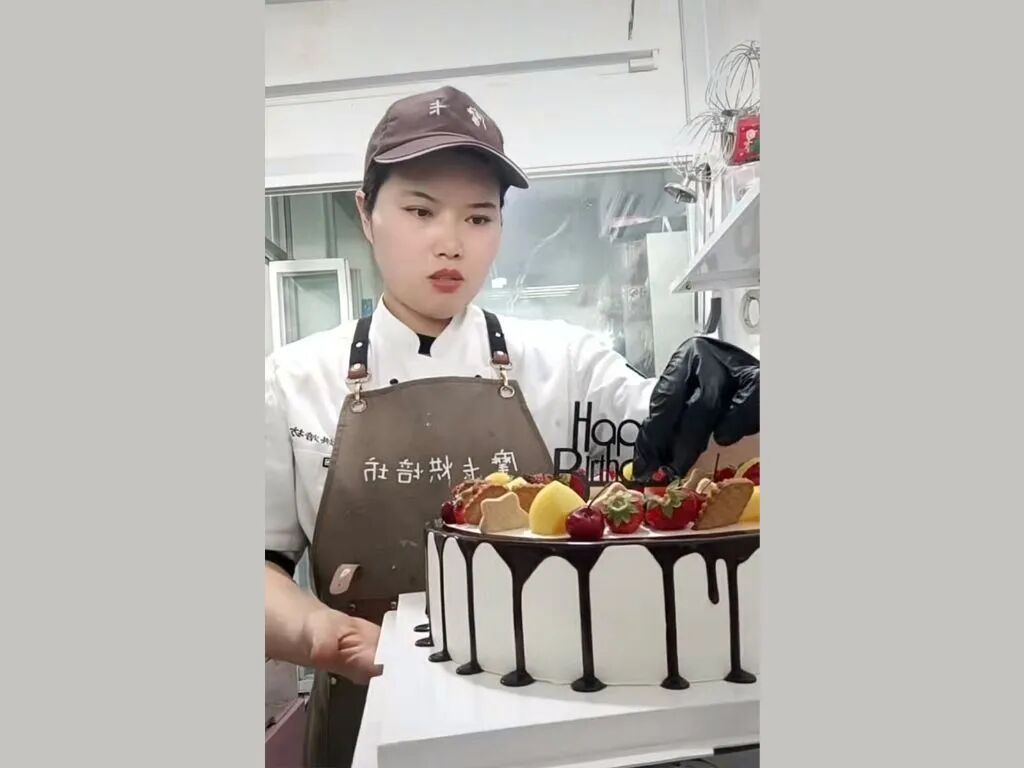 蛋糕店闭店前，老板张小丽挨个给会员打电话退余额：最小一笔仅有5元……