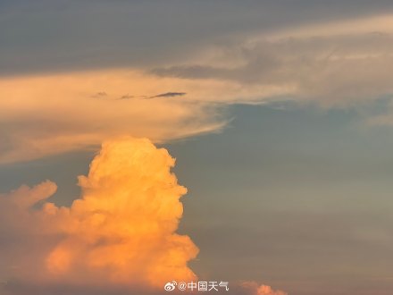 北京天空出现“橘子味大雪糕”