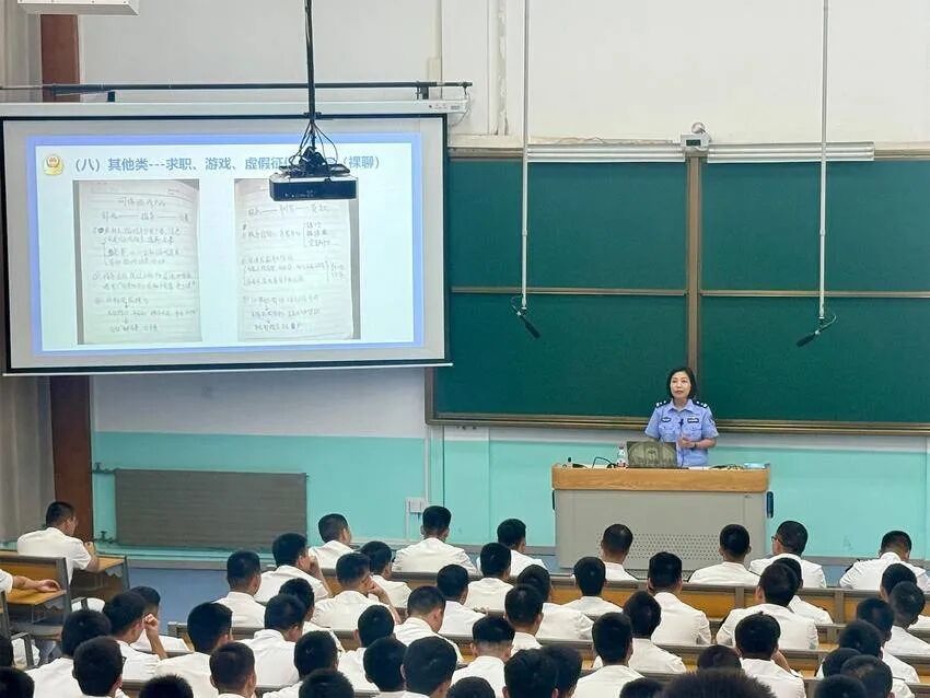 那个摸过爷爷弹片伤疤的女警,成了军民的贴心人 那个摸过爷爷弹片伤疤的女警,成了军民的贴心人