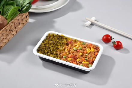 高铁列车推出夏季轻食 高铁列车推出夏季轻食