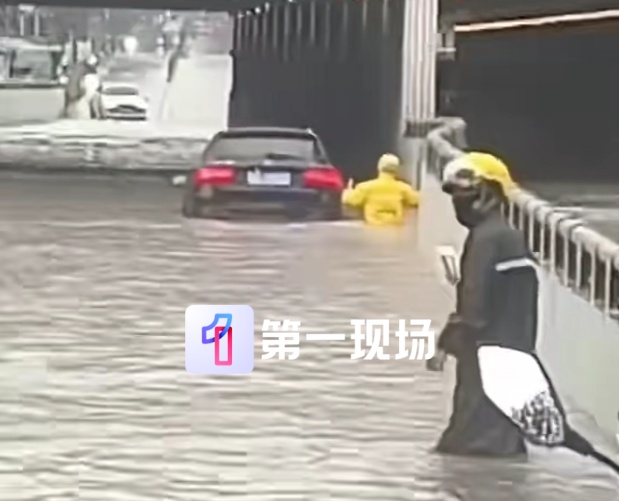 最帅身影！暴雨后车辆被困，深圳外卖小哥趟过齐腰深水扛起被困司机