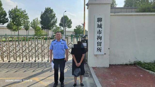 聊城一男子“拉车门”偷走车内8瓶白酒被抓获 聊城一男子“拉车门”偷走车内8瓶白酒被抓获
