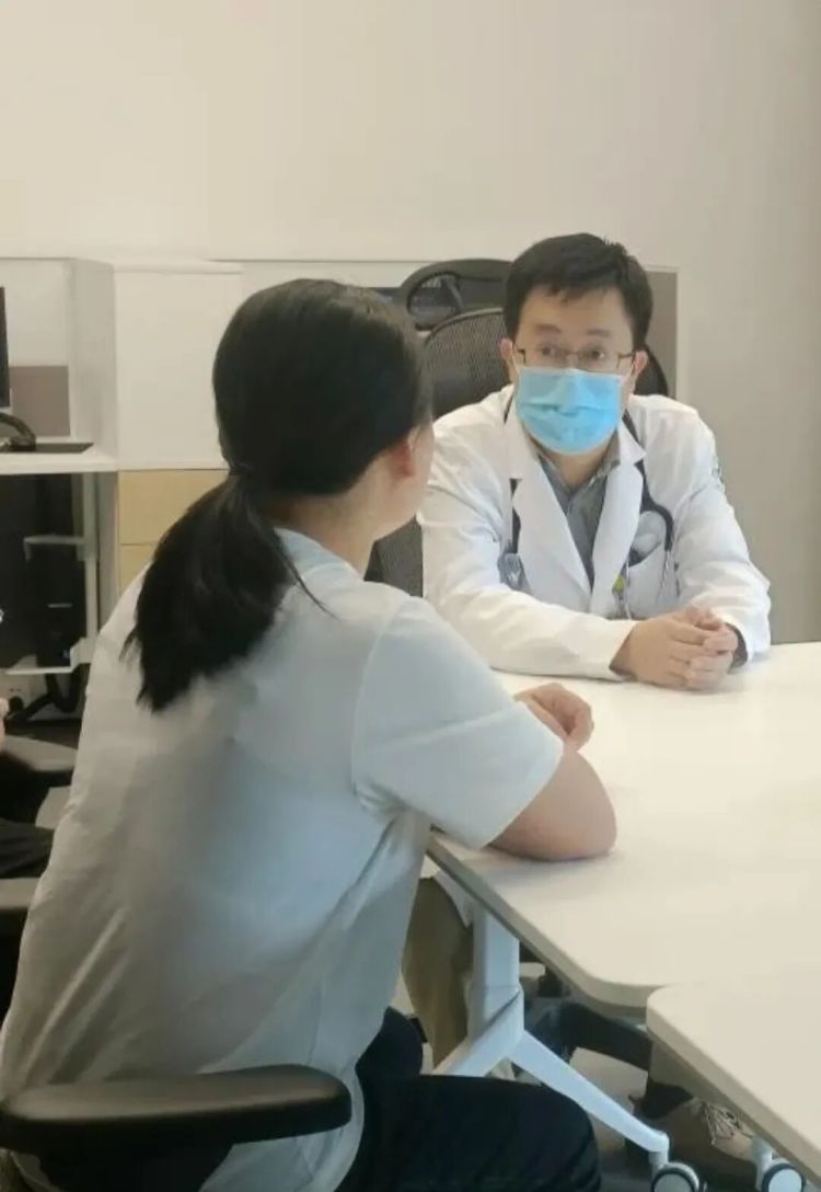 掌心“暴雨”下了十几年,台州女子和爱人牵手都躲开;医生在她腋下开了个小孔…… 掌心“暴雨”下了十几年,台州女子和爱人牵手都躲开;医生在她腋下开了个小孔……