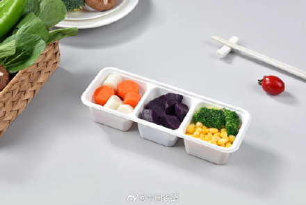 高铁列车推出夏季轻食 高铁列车推出夏季轻食