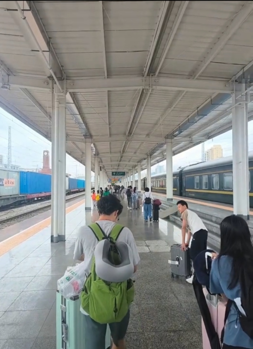 火车中途停运，甘肃天水给三千乘客免费安排酒店，房间里赠有泡面和麻辣烫