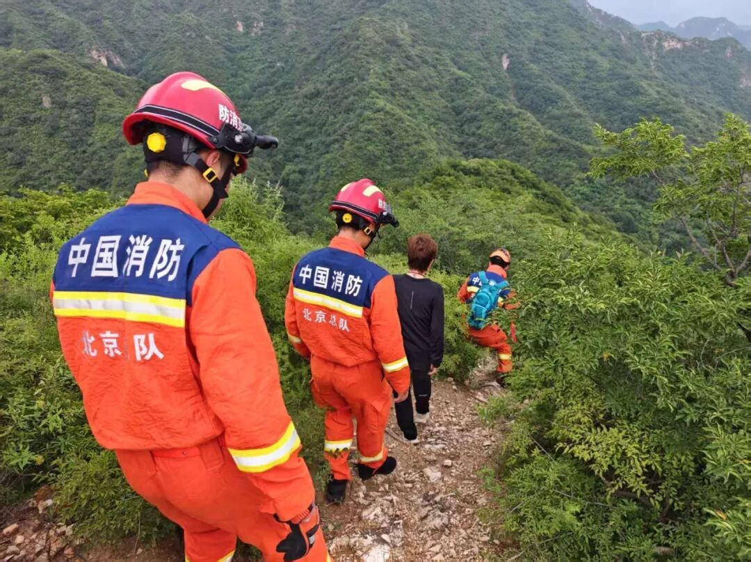 14名消防员上山救1人!雷电、暴雨、山洪、内涝四项预警齐发,怎么还有人爬山? 14名消防员上山救1人!雷电、暴雨、山洪、内涝四项预警齐发,怎么还有人爬山?