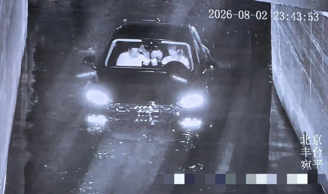 不听劝阻硬闯积水区!暴雨中北京多个车主拖延不下车,涉水突围造成人员险被困! 不听劝阻硬闯积水区!暴雨中北京多个车主拖延不下车,涉水突围造成人员险被困!