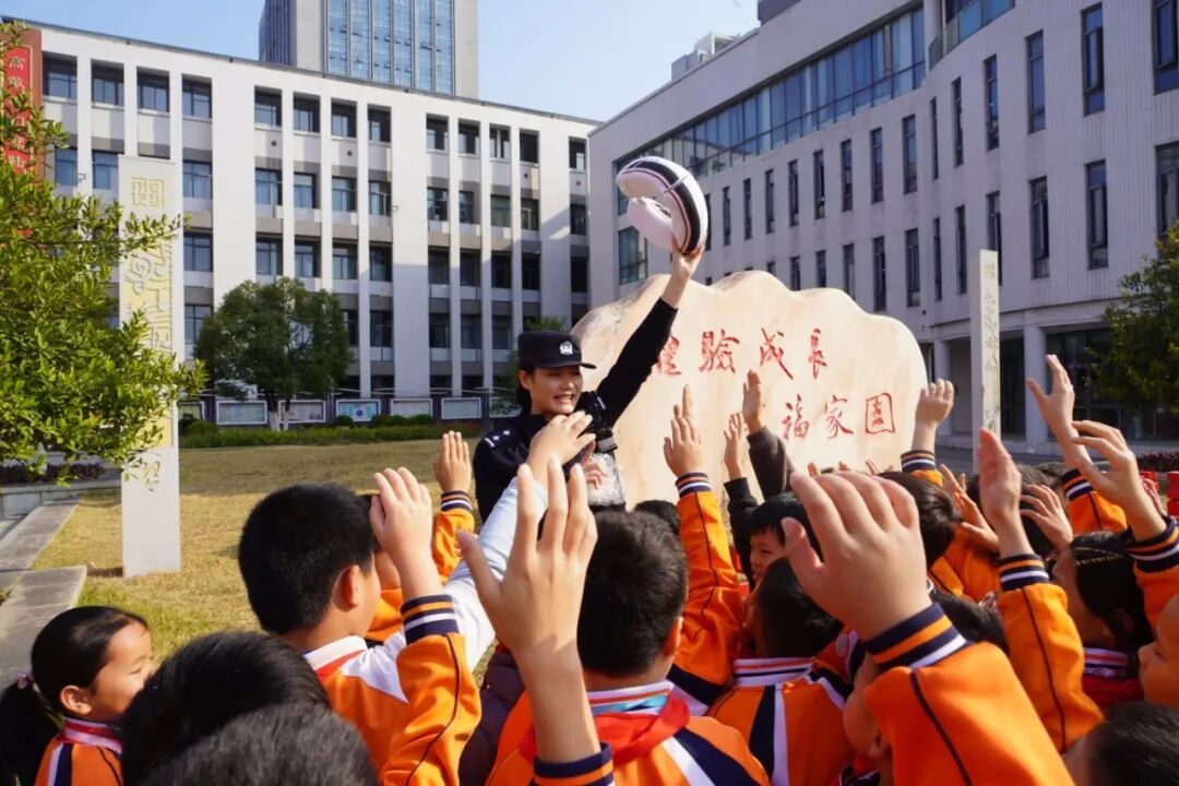 从“被淘汰”到教官比武女子冠军,广西这位民警用了四年! 从“被淘汰”到教官比武女子冠军,广西这位民警用了四年!