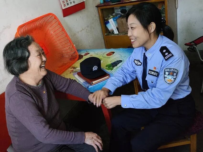 那个摸过爷爷弹片伤疤的女警,成了军民的贴心人 那个摸过爷爷弹片伤疤的女警,成了军民的贴心人